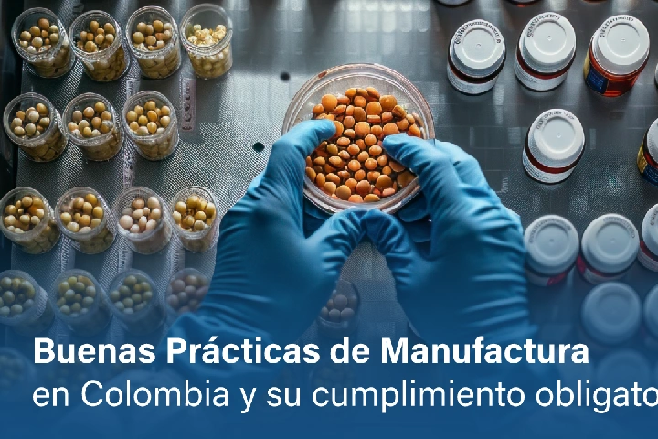 Manos con guantes azules 